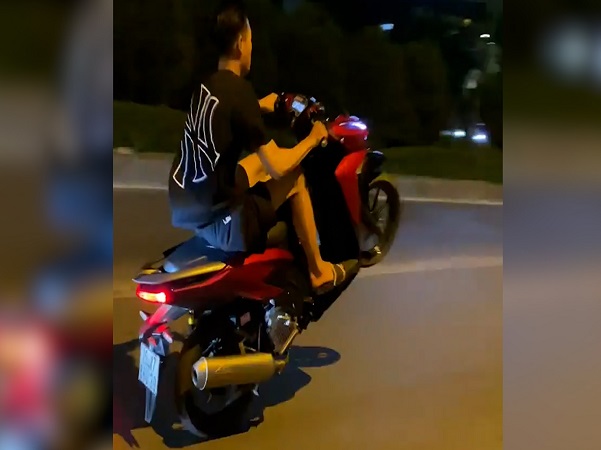 Học sinh chuẩn bị thi tốt nghiệp THPT, bị khởi tố vì bốc đầu xe máy gây náo loạn đường phố