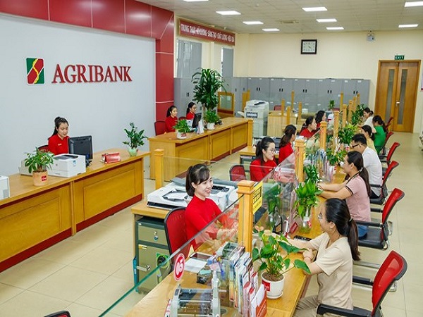 Lãi suất tiền gửi của 4 'ông lớn' ngân hàng xuống thấp đến bất ngờ