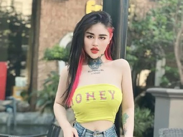 Thảm họa 'bơi bể cá' Ngân Baby gây chú ý khi tiết lộ thu nhập