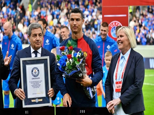 Ronaldo lập kỷ lục Guinness trong ngày giúp Bồ Đào Nha thắng trận