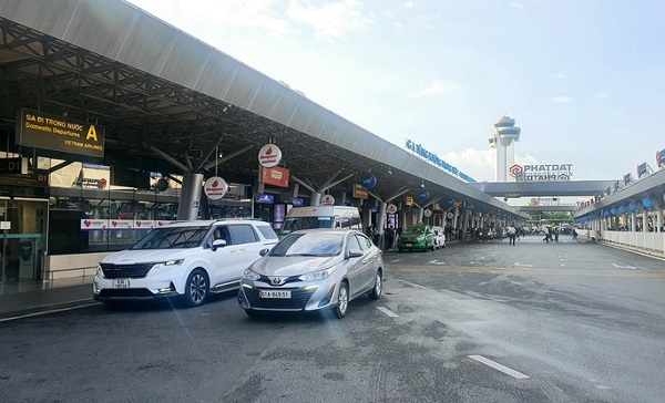 Nóng: Tạm dừng hoạt động 2 hãng taxi ở sân bay Tân Sơn Nhất sau vụ tố gian lận cước
