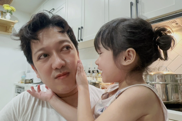 Trường Giang - Nhã Phương công khai cận mặt con gái 4 tuổi