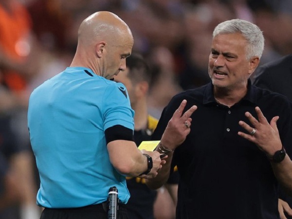 Lăng mạ trọng tài, HLV Mourinho trả giá cực đắt