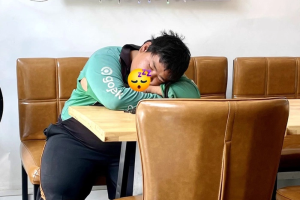 Thấy shipper ngủ gật giữa nhà hàng, nhân viên lẫn khách cùng có một thái độ gây bất ngờ