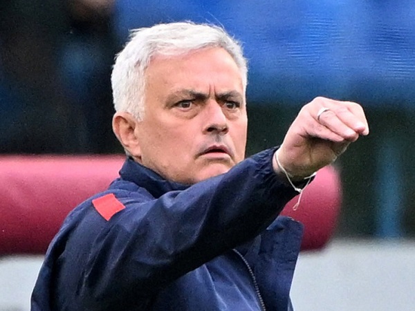 Nhận án phạt nặng, Mourinho tung đòn đáp trả UEFA
