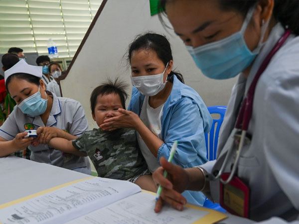 7 trẻ đã tử vong, Bộ Y tế cảnh báo nguy cơ lây tay chân miệng từ người lớn