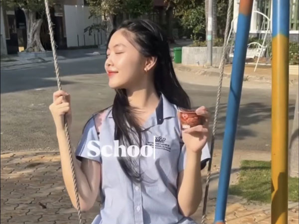 Con gái Quyền Linh gây thương nhớ trong trang phục giản dị, được mệnh danh 'nữ thần đồng phục'