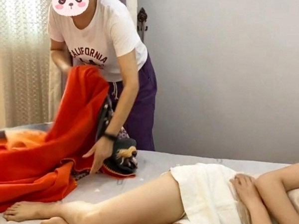 Con dâu ngủ nướng tới 10h sáng, mẹ chồng xông thẳng vào phòng, hành động tiếp theo gây tranh cãi