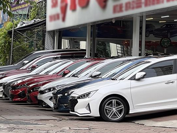 Thị trường ô tô cũ lao dốc, người tiêu dùng đứng trước cơ hội mua xe giá rẻ?