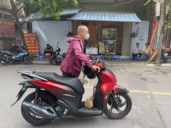 Hà Nội: Kỳ lạ con phố ô tô, xe máy bỗng không mở được khóa thông minh, nhiều người phải hì hục đẩy xe