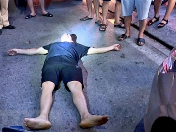 Bỏ chạy kéo theo CSGT, tài xế tiếp tục nằm giữa đường ăn vạ khi bị dừng xe