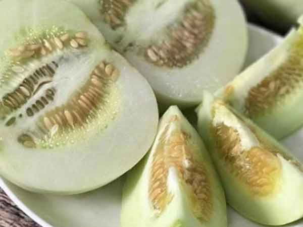 Vào viện cấp cứu sau khi ăn dưa lê để qua đêm trong tủ lạnh