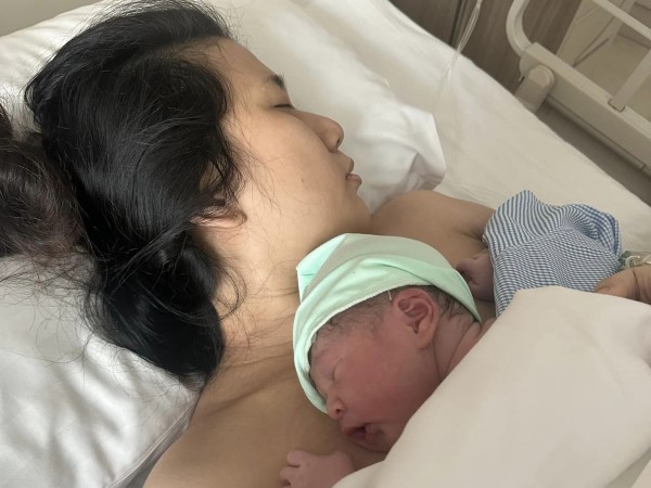 Nữ diễn viên bất ngờ công khai con trai sau 2 năm vắng bóng