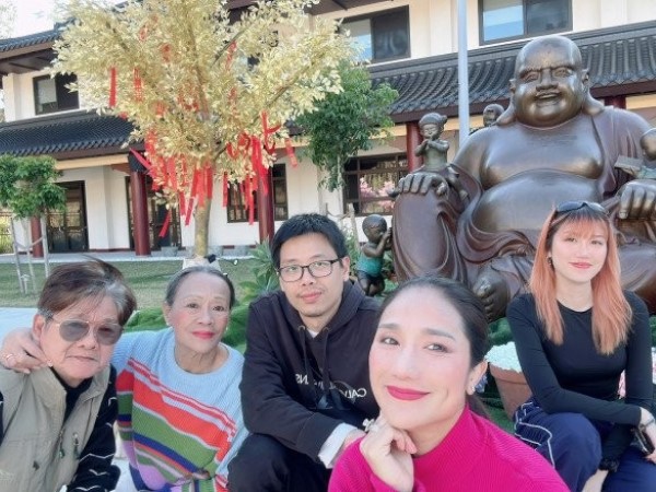 'Bà mối' Cát Tường: 'Ba mẹ dạy tôi từ trên bàn ăn, đến giờ vẫn nghiêm khắc'
