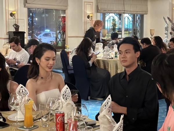Quỳnh Lương được tình mới hộ tống dự sự kiện, bên nhau không rời hậu thành đôi ở 'Người ấy là ai'