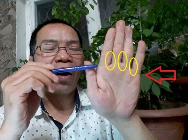 Chắp tay đếm xem có bao nhiêu lỗ: Biết ngay tính cách, hậu vận giàu sang hay nghèo khó