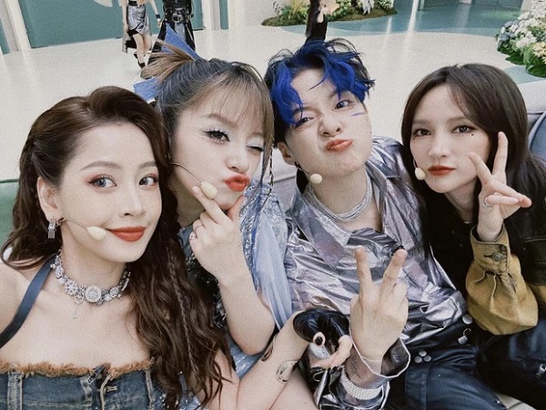 Chi Pu tỏa sáng khi chụp chung khung hình với Jessica và dàn sao ngoại