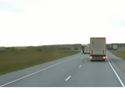 Clip: Vượt ẩu, ô tô đấu đầu container rồi bốc cháy ngùn ngụt