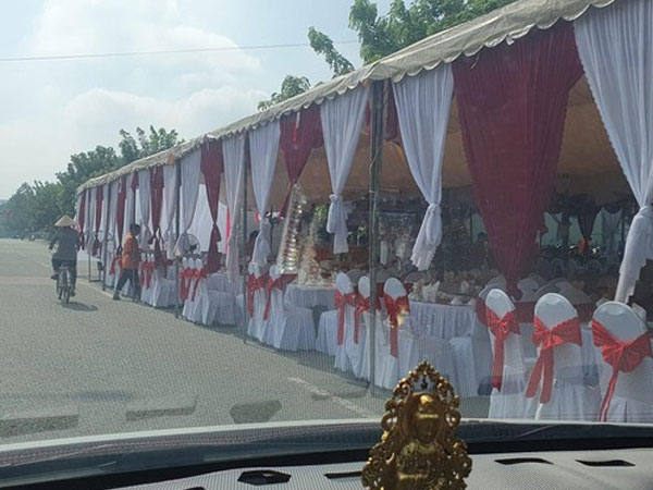 Bình Dương: Xôn xao đám cưới dựng rạp như dãy nhà trên đường lớn