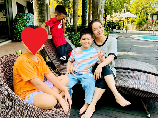 Nhật Kim Anh hạnh phúc đón con trai nghỉ hè ở Sài Gòn, khéo khoe vóc dáng cao lớn của quý tử