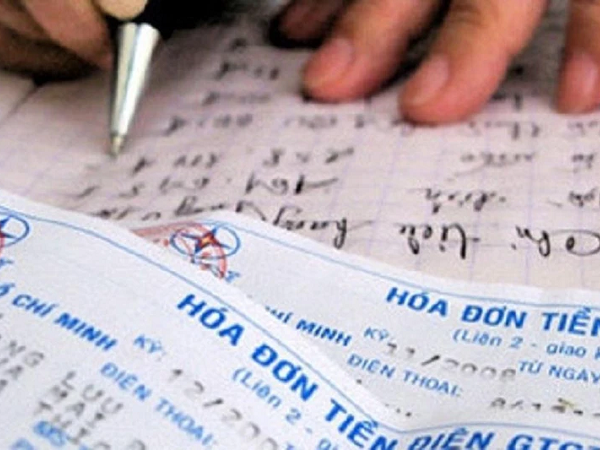 Đi làm cả ngày đến tối mới về, người phụ nữ giật mình khi nhìn thấy con số trên hóa đơn tiền điện