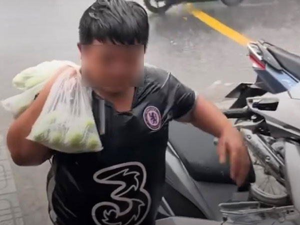 Xúc động cậu bé bán táo dưới mưa tầm tã: 'Con không xin tiền, con chỉ muốn bán hết về sớm'