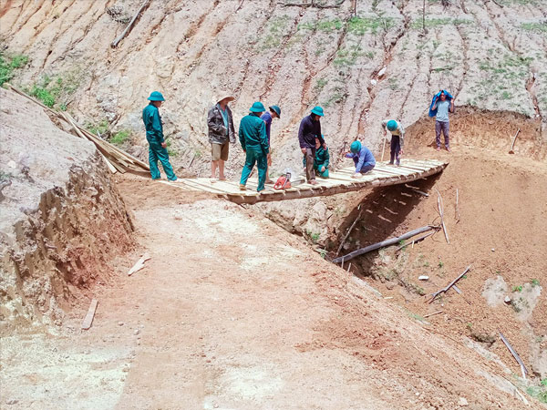 Lòng hồ thủy điện lớn nhất Bắc Trung Bộ cạn trơ đáy, dân mở đường đi bộ dưới lòng hồ