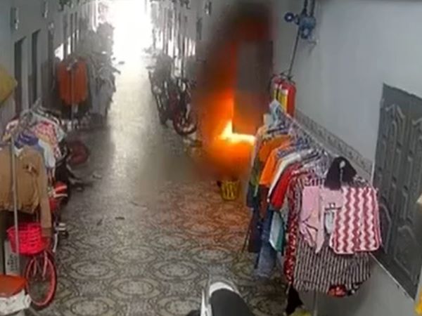 CLIP: Sạc dự phòng phát nổ trong phòng trọ khiến nhiều người hoảng loạn
