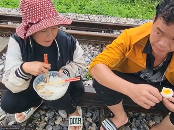 Vợ chồng người H'Mông bị lừa hết tiền, dầm mưa đi bộ từ Hà Nội về Hà Giang