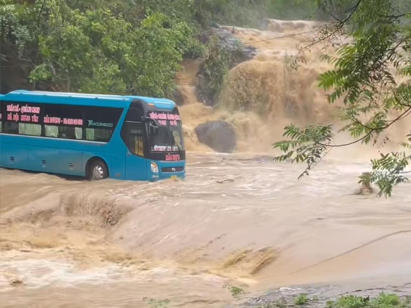 Hồi hộp theo dõi xe khách 'mò mẫm' đi trên thác nước chảy xiết