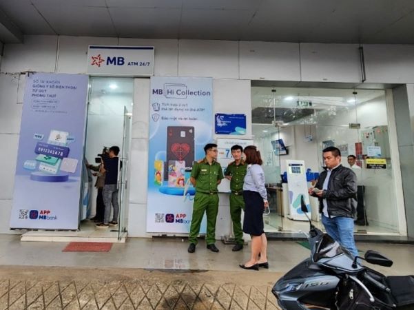 Bỗng nhiên nhặt được 37 triệu đồng từ cây ATM đẩy ra