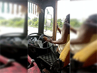 Tài xế ôtô gây phẫn nộ với pha 'biểu diễn' lúc xe đổ dốc