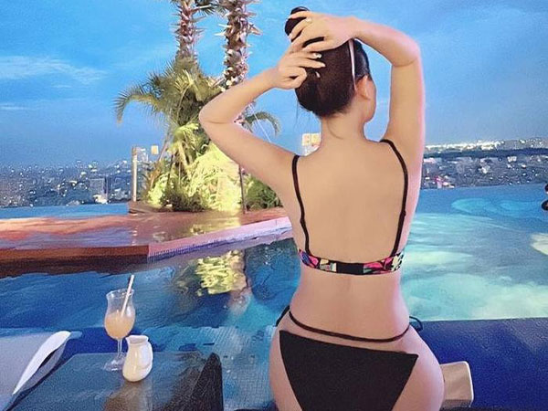 Sao nữ U50 diện bikini khoe body gợi cảm, được khen đẹp 'như gái 18'