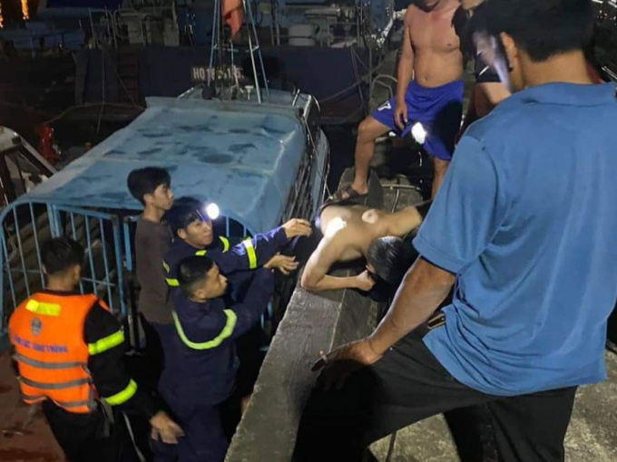 Nam thanh niên gieo mình xuống sông rồi vùng vẫy kêu cứu