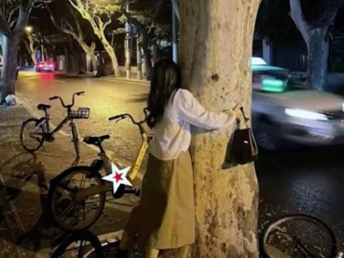 Người phụ nữ nổi tiếng vì liệu pháp ôm cây giảm stress