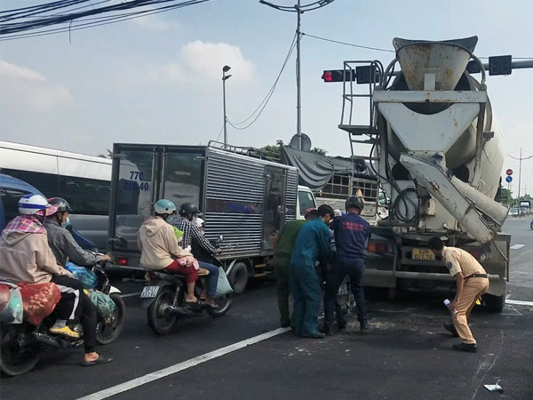 Xe bồn tông loạt xe máy dừng chờ đèn đỏ, nhiều người bị thương