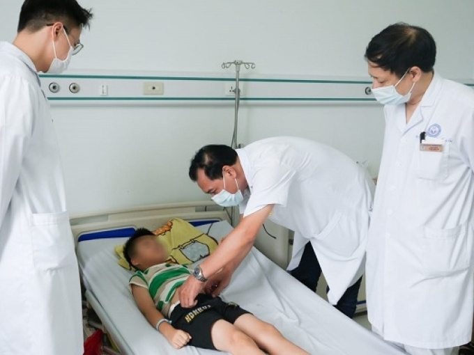 Phát hiện xương gà dài 4cm khi phẫu thuật viêm ruột thừa cho bé 7 tuổi