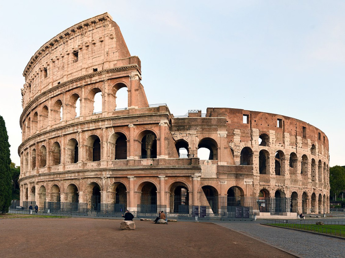 Du khách đối diện án tù 5 năm vì khắc tên lên tường Colosseum