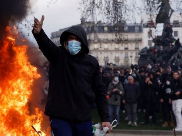 Bạo lực bùng phát ở ngoại ô Paris sau cái chết của một thiếu niên