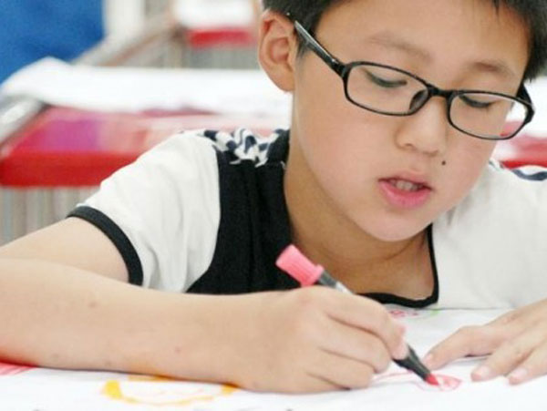 Học sinh tiểu học viết văn về Sự cô đơn, thầy giáo đọc xong rơi nước mắt, cho ngay điểm tuyệt đối