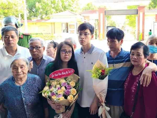 Cô giáo Lê Thị Dung mãn hạn tù, nghẹn ngào khi về với gia đình