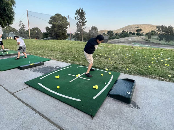 Quý tử nhà Phạm Hương lên đồ ra sân chơi golf, phong thái chuẩn rich kid 'từ trong trứng'