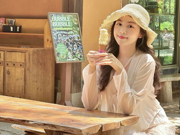 Con gái MC Quyền Linh khoe nhan sắc trong veo và thần thái như 'nàng thơ' khi đi du lịch