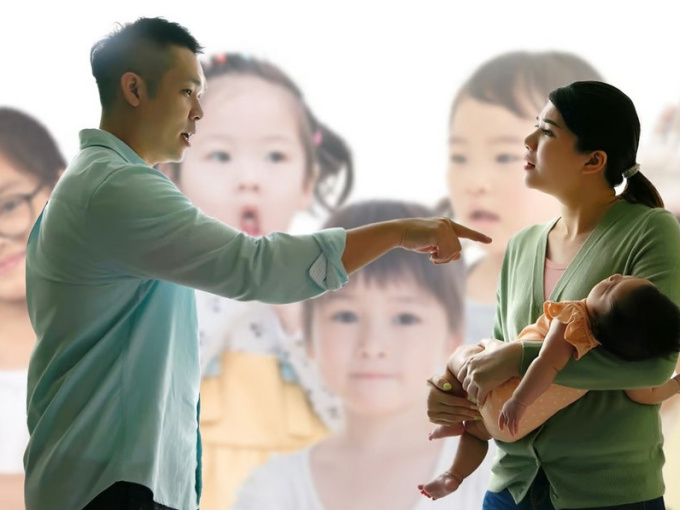 Vợ đệ đơn ly hôn vì chồng ép đẻ con trai dù đã có 6 con gái, phán quyết của tòa khiến cả triệu dân mạng phẫn nộ