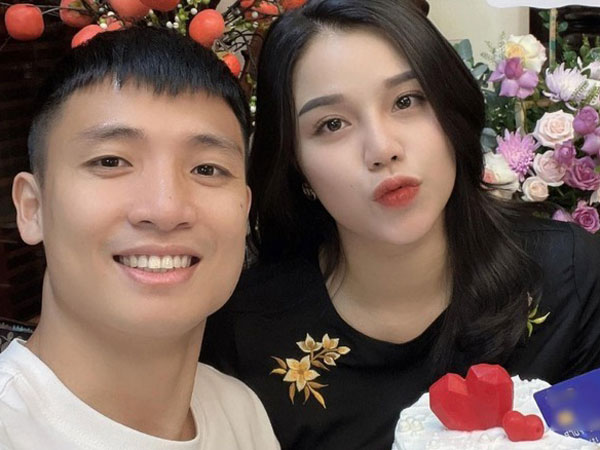 Vợ Bùi Tiến Dũng đính chính tin không mở cửa cho chồng vào nhà