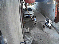 Bé trai dũng cảm giữ thang cứu cha khỏi ngã ở Trung Quốc