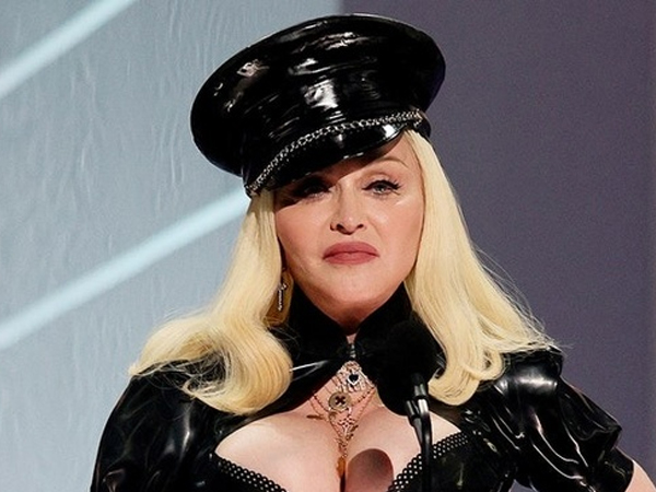 Madonna ngất xỉu, hủy tour diễn sau biến cố sức khỏe nghiêm trọng