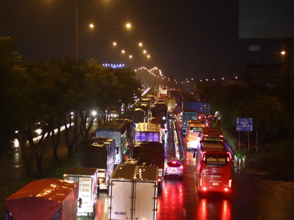 Đường ở TP.HCM ùn hơn 7km, dòng xe nối đuôi nhích từng chút