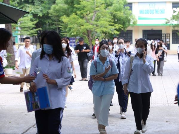 Thí sinh 'ngợp' với những câu cuối trong đề thi tổ hợp Khoa học tự nhiên