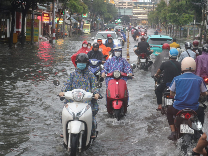 TP HCM mưa mù trời, nhiều nơi xe bơi trong nước